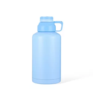 bottiglia d'acqua isolata da mezzo litro